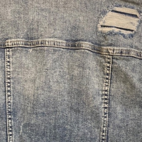 Torrid women’s denim jacket size 1 light wash distressed - Picture 6 of 14
